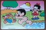 Cartões Postais Nestlé / Turma da Mônica (1995). Trata-se da letra C (código 471180-1C), uma das mais divertidas e procuradas da série. A cena mostra o Cascão perdendo o calção após um mergulho (acidental ou não), com o Floquinho correndo com a roupa e a Rosinha observando chocada.