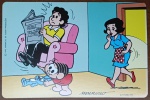Cartões Postais Nestlé / Turma da Mônica (1995). Trata-se da letra K (código 471180-1K), uma das mais interessantes para colecionadores, pois retrata o ambiente familiar da Mônica com seus pais (Seu Sousa e Dona Luísa), demonstrando sua força ao erguer a poltrona.