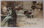 cartão-postal antigo, contemporâneo ao anterior (início do século XX), com a saudação de Natal em italiano: "Buon Natale". Ele segue a mesma linha estética romântica e alegórica da Belle Époque. Fotocromo colorido à mão (Hand-colored) sobre papel cartão.O carimbo de partida de Lucca (Itália) indica a data de 5 de dezembro de 1911 (5/12/11).