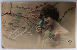 cartão-postal antigo italiano, completando o ciclo de datas festivas com a saudação de Páscoa: "Buona Pasqua". Ele mantém a estética de estúdio da Belle Époque (início do século XX) que vimos nos cartões de Natal e Ano-Novo.