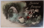 Cartão-Postal Antigo Italiano "Buona Pasqua"  Fotomontagem Romântica (Cerca de 1915)Composição apresentando um casal romântico sentado sob o luar à beira de um lago. À esquerda, uma moldura em formato de ovo revela uma paisagem, e à frente, um ovo de Páscoa quebrado contendo presentes (caixas amarradas com fitas).