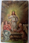 Antigo Cartão Postal "Cristo Ressuscitado com Anjos"  Cromolitografia Europeia (Circa 1900-1920)Raro cartão postal antigo, produzido através da técnica de cromolitografia, que permite a sobreposição de cores e detalhes finos, típica das grandes editoras europeias (como as alemãs e francesas) do início do século XX. A peça reflete a estética devocional da Era Vitoriana/Belle Époque, sendo um item de alto interesse para colecionadores de efêmera religiosa.