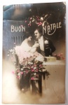 Antigo Cartão Postal Italiano "Buon Natale"  Casal em Traje de Gala  Fotografia Colorizada à Mão (Circa 1910-1920)