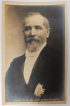 Raro Cartão Postal Histórico  Émile Loubet, Presidente da República Francesa (1899-1906)Importância Histórica:Retrato oficial em cartão postal de Émile Loubet (1838-1929), o 8º Presidente da França. Loubet foi uma figura central na história francesa, conhecido por ter concedido o perdão a Alfred Dreyfus e por ter presidido a famosa Exposição Universal de Paris em 1900