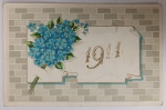 Antigo Cartão Postal "1911"  Cromolitografia com Relevo  Temática "Não-me-esqueças" (Forget-me-not)Belíssimo cartão postal original de época, celebrando o ano de 1911. A peça utiliza a técnica de cromolitografia com relevo (embossing), conferindo uma textura táctil e profundidade visual que eram o padrão de luxo das grandes editoras europeias do início do século XX.