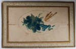 Antigo Cartão Postal Artístico  Temática Floral Azul com Detalhes em Ouro  Estilo Belle Époque (Circa 1900-1910)Belo exemplar de cartão postal de época, apresentando uma composição central em medalhão oval. A arte foca em um buquê de flores azuis (possivelmente Não-me-esqueças) com aplicações de dourado metálico que simulam pinceladas ou ornamentos clássicos.