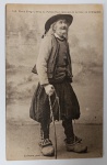 Raro Postal Etnográfico Francês  "Vieux Bragou-Braz" da Bretanha  Fotografia Le Doaré (Circa 1900-1920)Exemplar autêntico da famosa série etnográfica da Bretanha. A imagem retrata um "Vieux Bragou-Braz" (Velho de Calças Largas), traje tradicional masculino da região da Cornualha Francesa, retornando da feira de Châteaulin. Este tipo de registro é um documento precioso sobre os costumes camponeses da virada do século.
