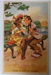 Antigo Cartão-Postal Humorístico "Sempre fui doido por chocolate"  Assinado por Sil  Circa 1950 Ilustração caricata colorida de um casal em um banco de parque. Um homem galanteador com roupas extravagantes (estilo "malandro") abraça uma mulher, com a legenda de duplo sentido: "Sempre fui doido por chocolate".
