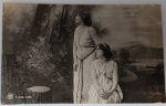 Antigo Cartão-Postal Fotográfico Belle Époque  Cena Simbolista  Datado 1905Retrato artístico de duas mulheres em trajes clássicos (túnicas) em um cenário que simula uma floresta com lago ao fundo. Composição poética e melancólica, típica da fotografia artística de estúdio francesa ou alemã do período.