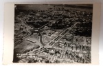 Antigo Postal Fotográfico Porto Alegre (RS)  Vista Parcial e Parque Farroupilha  Circa 1950Panorama aéreo de Porto Alegre, destacando o traçado urbano da época, áreas verdes e edifícios institucionais históricos. No canto inferior esquerdo, vê-se a legenda manuscrita na chapa: "VISTA PARCIAL P. ALEGRE