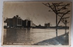 Antigo Postal Fotográfico Recife (PE)  Vista Panorâmica Rio Capibaribe  Circa 1950Belíssima vista panorâmica do Recife, capturada a partir de uma das margens do Rio Capibaribe. É possível observar o desenvolvimento vertical da cidade na época, com destaque para o letreiro luminoso da Rolex (um detalhe de grande apelo para colecionadores de memorabilia de marcas)
