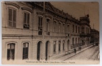 Raro Postal Antigo Lima (Peru)  Pensionato dos Sagrados Corações (Belén)  Circa 1910Vista detalhada da fachada principal do prestigiado Pensionato dos Sagrados Corações em Lima. A imagem captura a elegância neoclássica do edifício, os trilhos do bonde em primeiro plano e pedestres com trajes de época, oferecendo um vislumbre autêntico da Lima antiga.