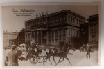 Raro Postal Alemão Belle Époque  Berlim: Saída da Princesa no Kronprinzenpalais  Circa 1905Cena dinâmica apresentando uma carruagem Real com a Princesa Herdeira saindo do Kronprinzenpalais, na Unter den Linden. Notam-se pedestres observando e o cocheiro em trajes de gala. Um documento visual raro do cotidiano aristocrático antes da Primeira Guerra Mundial.