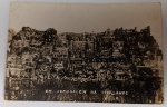 Antigo Cartão-Postal "Em Jerusalém há 2000 Anos"  Temática Bíblica/Espírita  Circa 1950Representação panorâmica da cidade de Jerusalém na época de Jesus, apresentando detalhes da arquitetura de templos, muralhas e habitações. A imagem possui um aspecto de maquete detalhada ou ilustração clássica de época.