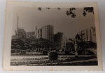 Antigo Postal Fotográfico Rio de Janeiro  Praça Paris e Letreiro da Mesbla  Circa 1960Vista a partir da Praça Paris, apresentando seus jardins em estilo francês e estátuas clássicas. Ao fundo, o desenvolvimento vertical da região com destaque para o famoso letreiro luminoso da Mesbla, um dos maiores símbolos do varejo brasileiro do século XX.