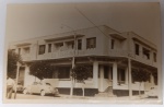 Antigo Postal Fotográfico  Fachada do Hotel Líder e Carros de Época  Circa 1950Vista externa do Hotel Líder, destacando sua arquitetura com linhas retas e varandas, típica de meados do século XX. Em destaque, dois automóveis clássicos estacionados, agregando valor para colecionadores de temática automobilística