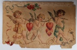 Antigo Postal Centenário "Anjos e Corações"  Estilo Vitoriano/Belle Époque  Circa 1900 Belíssima ilustração cromolitográfica retratando três querubins (cupidos) carregando corações vermelhos em uma haste, adornados com fitas e flores. Um exemplo clássico da estética vitoriana tardia.