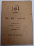 Raro Livreto 1955  Hora Santa Eucarística  XXXVI Congresso Eucarístico Internacional (Rio) Guia de orações e reflexões "Hora Santa Eucarística" preparado especificamente para o Congresso de 1955.Iconografia: Capa com símbolo cristográfico clássico (XP - Chi Rho) e tipografia característica da década de 1950.