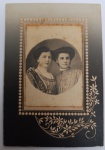 Belíssima fotografia de estúdio em formato de retrato, apresentando duas mulheres com vestimentas típicas da era Eduardiana (golas altas rendadas e detalhes ornamentais). A imagem está montada em um cartão rígido com moldura decorada e detalhes em relevo.Período Estimado: Circa 1900 - 1915.Estado de Conservação: Bom estado para a idade, apresentando desgaste natural do tempo, pequenas manchas de oxidação ( foxing) e marcas de manuseio nas bordas do cartão, o que confere pátina e autenticidade à peça.Dimensões: Inserir medidas em centímetros, ex: 12 x 21 cm.Estimativa de Mercado: R 120,00.Lance Inicial Sugerido: R$ 40,00.Incremento Mínimo: R 10,00.Dicas para Valorizar o LoteIdentificação do Fotógrafo: Verifique se há alguma assinatura ou carimbo no verso ou na parte inferior do cartão. Estúdios famosos como J. Weiss & Irmão ou retratos assinados por Vincenzo Pastore podem elevar o valor.Fotos Adicionais: Inclua uma foto nítida do verso do cartão, mesmo que esteja em branco, para mostrar a textura e autenticidade do papel.Transparência: Mencione claramente as manchas visíveis na parte superior e central da imagem para evitar contestações após a venda.FOTOGRAFIA CARTE DE VISITE PHOTOGRAPHO J. WEISS & IRMÃOFOTOGRAFIA CARTE DE VISITE PHOTOGRAPHO J. WEISS & IRMÃOAlberto Lopes - Leiloeiro PúblicoFotografia Antiga Séculos Xix / Xx | Parcelamento sem jurosFotografia Antiga Séculos Xix / Xx | Parcelamento sem jurosMercado LivreCOLECIONISMO - MAGNÍFICA FOTOGRAFIA " PHOTOGRAPHIACOLECIONISMO - MAGNÍFICA FOTOGRAFIA " PHOTOGRAPHIABortolan Leilões Colecionáveis e AntiguidadesAlberto Lopes - Leiloeiro PúblicoAlberto Lopes - Leiloeiro PúblicoAlberto Lopes - Leiloeiro PúblicoVINTAGE PHOTO 2 YOUNG WOMEN WILL CUNDILL ...VINTAGE PHOTO 2 YOUNG WOMEN WILL CUNDILL ...eBayMemória de Família :: ÁlbumMemória de Família :: ÁlbumMemória de FamíliaFotografia Antiga Mãe E Filha 1913 | MercadoLivreFotografia Antiga Mãe E Filha 1913 | MercadoLivreMercado LivreLydia Anna Soeffner | Church History Biographical DatabaseLydia Anna Soeffner | Church History Biographical DatabaseChurch History - The Church of Jesus Christ of Latter-day Saints:    1919.png  :    1919.png  Antiga Fotografia. Foto: C. Toncker, Roma - 12x21cmAntiga Fotografia. Foto: C. Toncker, Roma - 12x21cmAlberto Lopes - Leiloeiro PúblicoCDV Foto Feine Dame mit Mädchen - 1890er | eBayCDV Foto Feine Dame mit Mädchen - 1890er | eBayeBayVintage Cabinet Card Portrait of 2 Women by Holm in Roseau ...Vintage Cabinet Card Portrait of 2 Women by Holm in Roseau ...eBayBelíssima platinotipia representando Jovem, Anos 1900.Belíssima platinotipia representando Jovem, Anos 1900.Alberto Lopes - Leiloeiro PúblicoAntiguidades CASA DO VELHOAntiguidades CASA DO VELHO- Antiguidades CASA DO VELHOMaria Carolina Pereira de Araújo, Engenho Maracujá. EscadaMaria Carolina Pereira de Araújo, Engenho Maracujá. Escadadigitalizacao.fundaj.gov.brMimoso & Mignon - EstadãoMimoso & Mignon - EstadãoEstadãoAntique Cabinet Card Photo Sisters Friends Mother Daughter ...Antique Cabinet Card Photo Sisters Friends Mother Daughter ...eBayCDV Photo Two Women Kobenhavn Denmark (7364) | eBayCDV Photo Two Women Kobenhavn Denmark (7364) | eBayeBayRara fotografia Platinotypia, Processo Inalterável. NiRara fotografia Platinotypia, Processo Inalterável. NiHarpya LeilõesAcervo Digital - Fundação Joaquim NabucoAcervo Digital - Fundação Joaquim NabucoAcervo Digital - Fundação Joaquim NabucoVocê tem o nome do estúdio ou alguma informação escrita no verso da foto para refinar a pesquisa?Descrição: Belíssima fotografia de estúdio em formato de retrato, apresentando duas mulheres com vestimentas típicas da era Eduardiana (golas altas rendadas e detalhes ornamentais). A imagem está montada em um cartão rígido com moldura decorada e detalhes em relevo.Período Estimado: Circa 1900 - 1915