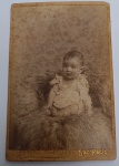 Fotografia Antiga - Retrato de Bebê - Ateliê Gaensly & Lindemann - São Paulo (c. 1895)Rara fotografia original de época montada sobre cartão rígido. Apresenta um retrato infantil com excelente composição artística, característica do renomado ateliê Gaensly & Lindemann. Na base do cartão, encontra-se a assinatura dourada em relevo do estúdio.