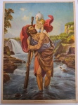 Antiga Estampa Cromolitográfica - São Cristóvão (Anos 50/60)Representação vívida de São Cristóvão com seu cajado, carregando o Menino Jesus (que segura o globo terrestre) sobre as águas, com cenário de cachoeira ao fundo.
