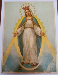 Antiga Estampa Litográfica Imaculada Conceição - Poliglota (Anos 40/50)Representação da Virgem Maria coroada, com as mãos estendidas emanando raios de luz, sobre a lua crescente e esmagando a serpente (símbolo da vitória sobre o pecado). Possui o halo de 12 estrelas. Litografia colorida de meados do século XX. O estilo artístico é típico das produções europeias que eram exportadas para o Brasil.