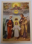 Antiga Estampa Sagrada Família e Santíssima Trindade (Série Vintage)Jesus Menino ao centro, ladeado por Maria e José (carregando o lírio). Na parte superior, a representação de Deus Pai, o Espírito Santo (pomba) e anjos. Atrás de Jesus, nota-se a prefiguração da Paixão com a cruz e a coroa de espinhos.Litografia colorida de meados do século XX