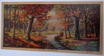 Antiga Gravura Panorâmica "Floresta no Outono" - Série Retrô nº 1013 Paisagem bucólica de uma floresta com folhagem outonal (tons de vermelho, laranja e ocre), um rio central e a presença de cervos entre as árvores.Estilo: Cromolitografia/impressão offset de meados do século XX (décadas de 1950/60). Possui aquela estética "kitsch" ou mid-century muito procurada para decoração retrô.