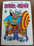 Manual do Super-Herói, um dos títulos mais criativos da clássica coleção de manuais da Disney, publicado pela Editora Abril em 1979. O personagem central da capa é o Superpato (o alter ego heroico do Pato Donald), parodiando diversos heróis e seus apetrechos.