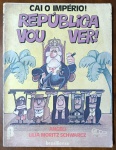 "Cai o Império! República Vou Ver!", de Lilia Moritz Schwarcz, com ilustrações do renomado cartunista Angeli. Publicado originalmente em 1990 pela Editora Brasiliense, este livro faz parte da aclamada coleção "Descobrindo o Brasil". Uma análise satírica e histórica sobre a transição da Monarquia para a República no Brasil. O livro utiliza a linguagem dos quadrinhos e do humor para explicar processos históricos complexos, sendo uma obra de referência didática e de colecionismo.