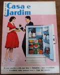 RARIDADE 1959 Revista Casa e Jardim Nº 60 - Design e Estilo de Vida"Geladeira  uma necessidade". A capa ilustra o surgimento da cultura de consumo eletrodoméstico no Brasil, com uma geladeira de época aberta e um casal em trajes de gala.
