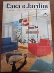 Casa e Jardim, datada de meados da década de 1950. Esta capa é um exemplar clássico do design de interiores Mid-Century Modern no Brasil, destacando móveis que hoje são itens de colecionador, como a mesa de centro em estilo orgânico (estilo Isamu Noguchi) e estantes modulares.