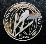 Moeda Italia - 5 Euros 2005 - Km-256 Proof FC - na Capsula Original - Prata (.925) - 18 g - 32 mm - Comemorativa XX Jogos Olímpicos de inverno Turim 2006: Saltos de esqui - Séries: 2006 XX Winter Olympics.
