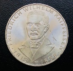 Moeda Alemanha - 5 Deutsche Mark 1968 - Letra J - Km-121 - Prata (.625) - 11,2 g - 29 mm - Comemorativa 150º aniversário do nascimento de Friedrich Wilhelm Raiffeisen.