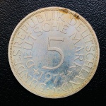 Moeda Alemanha  - 5 Deutsche Mark 1973 J Prata (.625) - 11,2 g - 29 mm KM-112 - 	República Federal da Alemanha.