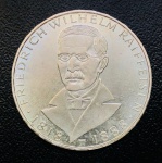 Moeda Alemanha - 5 Deutsche Mark 1968 - Letra J - Km-121 - Prata (.625) - 11,2 g - 29 mm - Comemorativa 150º aniversário do nascimento de Friedrich Wilhelm Raiffeisen.