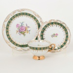 PORCELANA, um (1) trio para chá (xícara, pires e prato de bolo), ornamentação floral policromada, faixa na tonalidade verde, arremates a ouro, manufatura SCHMIDT (Pomerode, SC; Mauá, SP; Campo Largo, PR, fundada em 1945, ainda em atividade, maior fábrica de porcelana da América Latina), ideal para coleção de cristaleira, vide foto.