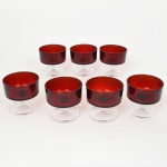 VIDRO FRANCÊS, sete (7) taças para champanhe ou espumante, cilíndricas e translúcidas, bojo na tonalidade vermelha, fuste e base incolores, marca de origem FRANCE em relevo na base, medindo 8,5 cm diâmetro e 8 cm altura, sinais de uso, vide foto.