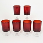 VIDRO FRANCÊS, seis (6) taças para vinho, cilíndricas e translúcidas, bojo na tonalidade vermelha, fuste e base incolores, marca de origem FRANCE em relevo na base, medindo 6,5 cm diâmetro e 11,5 cm altura, sinais de uso, vide foto.