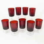 VIDRO FRANCÊS, nove (9) taças para água, cilíndricas e translúcidas, bojo na tonalidade vermelha, fuste e base incolores, marca de origem FRANCE em relevo na base, medindo 7,5 cm diâmetro e 13 cm altura, sinais de uso, vide foto.