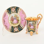 PORCELANA, uma (1) xícara para café, ornamentação policromada representando cena de galanteio inclusive no fundo da xícara, faixas policromadas com generosos arremates a ouro, base quadrupla, alças curvilíneas, marca de manufatura ou decoradora G. E. B., possivelmente alemã, ideal para coleção de cristaleira, vide foto.