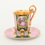 PORCELANA, uma (1) xícara para café, ornamentação policromada representando cena de galanteio inclusive no fundo da xícara, faixas policromadas com generosos arremates a ouro, base quadrupla, alças curvilíneas, marca de manufatura ou decoradora G. E. B., possivelmente alemã, ideal para coleção de cristaleira, vide foto.