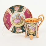 PORCELANA, uma (1) xícara para café, ornamentação policromada representando cena de galanteio inclusive no fundo da xícara, faixas policromadas com generosos arremates a ouro, base quadrupla, alças curvilíneas, marca de manufatura ou decoradora G. E. B., possivelmente alemã, ideal para coleção de cristaleira, vide foto.