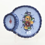 FAIANÇA PORTUGUESA, uma (1) petisqueira com divisória, ornamentação floral policromada, pintada a mão sobre fundo na tonalidade azul, arremates em azul mais escuro, marca de origem no verso, sinais de uso, vide foto, medindo 16 x 14 cm.
