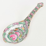 PORCELANA CHINESA, uma (1) concha grande, ornamentação no padrão Família Rosa, pintada a mão em policromia, representando flores e volutas, arremates a ouro, verso com marca de origem Macau em caracteres e legenda, medindo 21,5 cm comprimento, vide foto.