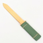 DIVERSOS, uma (1) espátula para abrir correspondências, confeccionada em metal dourado, empunhadura em papel e costurada, medindo 25 cm comprimento, vide foto.