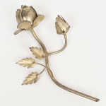 ESCULTURA, uma (1) representando rosas, confeccionada em metal prateado, medindo 17 cm comprimento, vide foto.