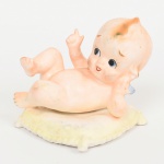 BISCUIT, uma (1) escultura representando anjo em cima de uma almofada, marca NAPCOWARE, modelo C6350, Made in Japan, medindo 8 cm altura, selo da National Potteries, vide foto.