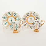 PORCELANA, par (2) xícaras de café com ornamentação floral policromada pintadas a mão pelo atelier IOLANDA, década de 70, generosos arremates a ouro, manufatura STEATITA (Campo Largo, PR, funcionou de 1954 a 1994), ideais para coleção de cristaleira, vide foto.