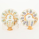 PORCELANA, par (2) xícaras de café com ornamentação floral policromada pintadas a mão pelo atelier IOLANDA, década de 70, generosos arremates a ouro, manufatura STEATITA (Campo Largo, PR, funcionou de 1954 a 1994), ideais para coleção de cristaleira, vide foto.
